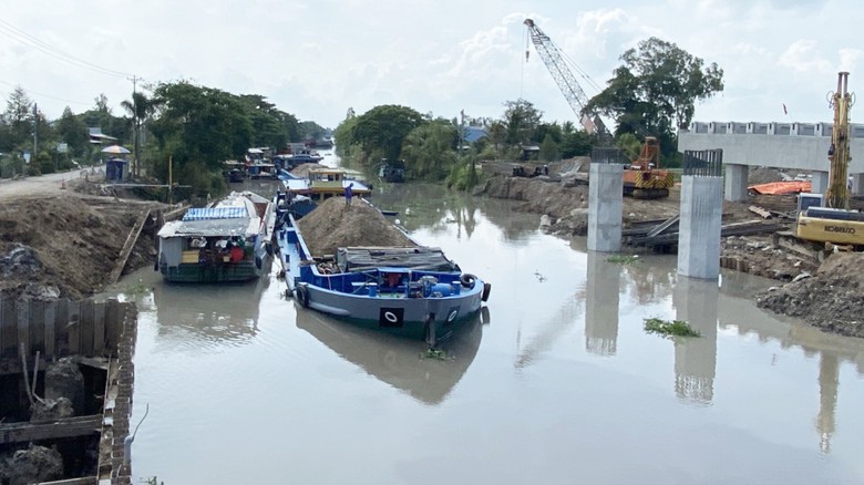 Nh&agrave; thầu tăng tốc thi c&ocirc;ng tr&ecirc;n cao tốc trục ngang miền T&acirc;y- Ảnh 2.