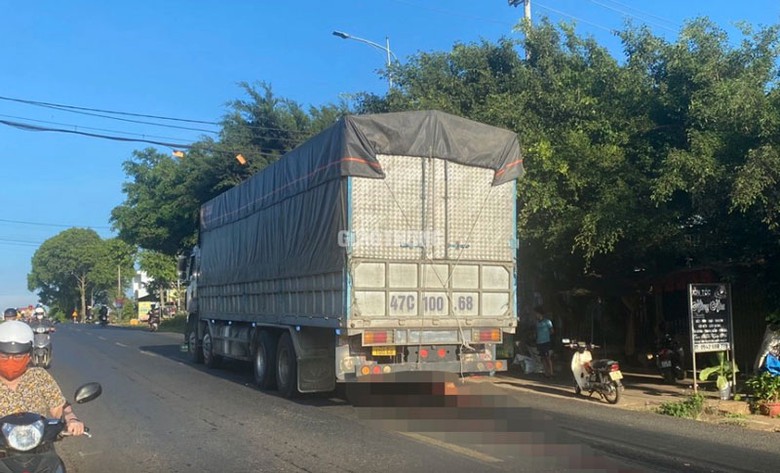 Người đàn ông bị cuốn vào gầm xe, tử vong tại chỗ. Người đàn ông bị cuốn vào gầm xe, tử vong tại chỗ.