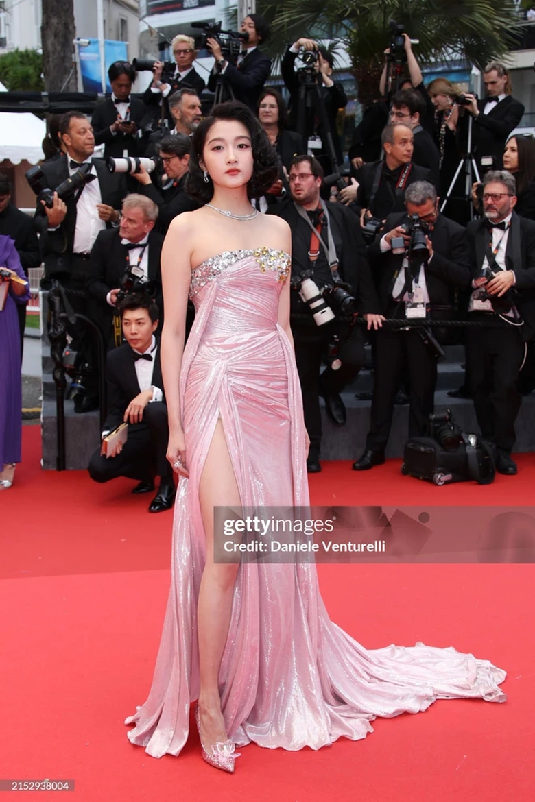 Ch&uacute; ch&oacute; Messi tạo d&aacute;ng g&acirc;y sốt tr&ecirc;n thảm đỏ LHP Cannes c&ugrave;ng c&aacute;c ng&ocirc;i sao thế giới- Ảnh 12.