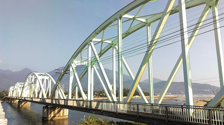 Nguy cơ mất an to&agrave;n cầu đường sắt Nam &Ocirc;- Ảnh 1.