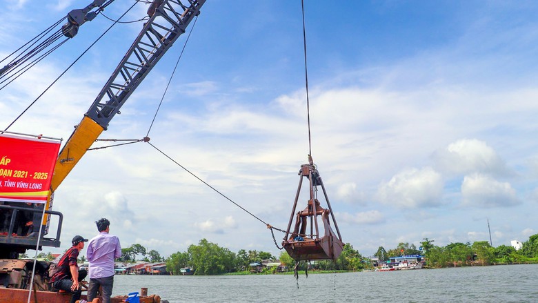 Mỏ cát đầu tiên ở Vĩnh Long phục vụ cao tốc Cần Thơ-Cà Mau bắt đầu khai thác- Ảnh 1. Mỏ cát đầu tiên ở Vĩnh Long phục vụ cao tốc Cần Thơ-Cà Mau bắt đầu khai thác- Ảnh 1.