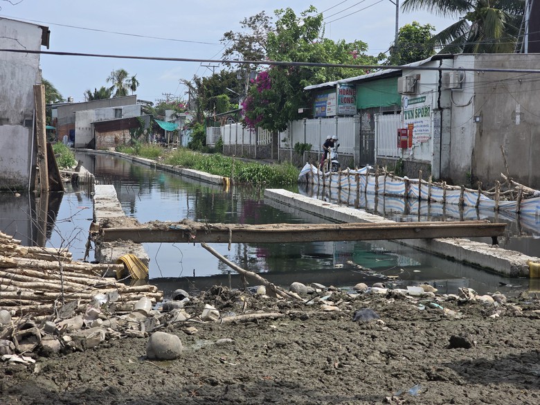 Cải tạo rạch làm ngập nhà dân, chủ đầu tư xử lý thế nào?- Ảnh 1. Cải tạo rạch làm ngập nhà dân, chủ đầu tư xử lý thế nào?- Ảnh 1.