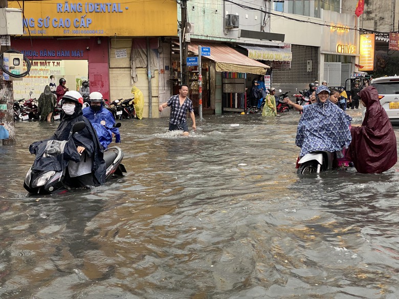 TP.HCM phân công ứng trực 24/24h tại các trạm bơm, cống để chống ngập- Ảnh 1. TP.HCM phân công ứng trực 24/24h tại các trạm bơm, cống để chống ngập- Ảnh 1.