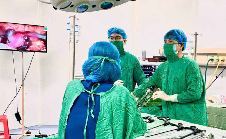 Hi hữu, cấp cứu thai phụ mang song thai, một thai ngo&agrave;i tử cung- Ảnh 1.