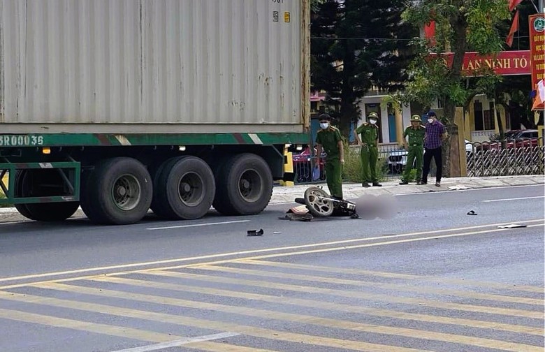 Xe m&aacute;y đ&acirc;m &ocirc; t&ocirc; đầu k&eacute;o đỗ b&ecirc;n đường, người đ&agrave;n &ocirc;ng tử vong tại chỗ- Ảnh 1.