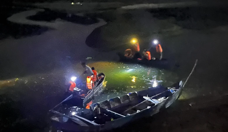 Xuy&ecirc;n đ&ecirc;m cứu nạn, x&aacute;c định danh t&iacute;nh c&aacute;c nạn nh&acirc;n trong vụ lật ghe tr&ecirc;n s&ocirc;ng ở Ph&uacute; Y&ecirc;n- Ảnh 1.