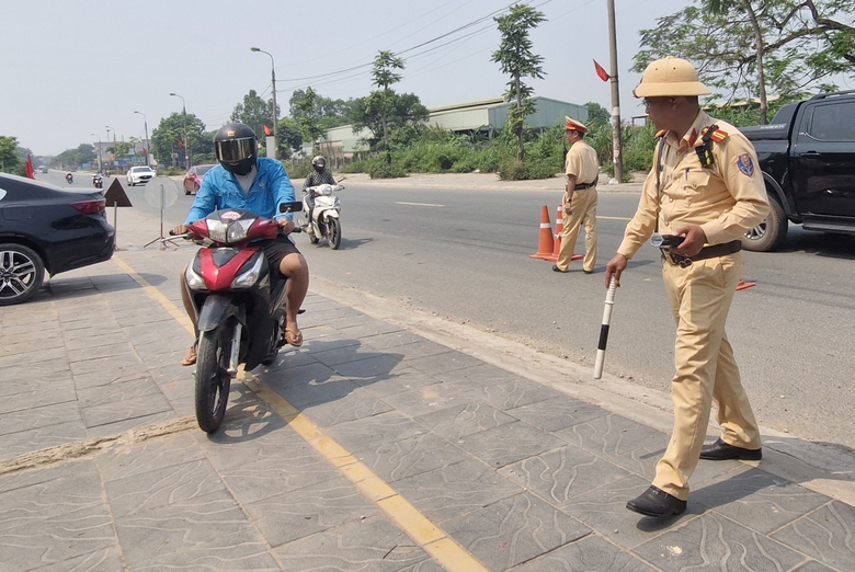 B&iacute; k&iacute;p phạt nguội xe m&aacute;y ở Bắc Giang- Ảnh 3.