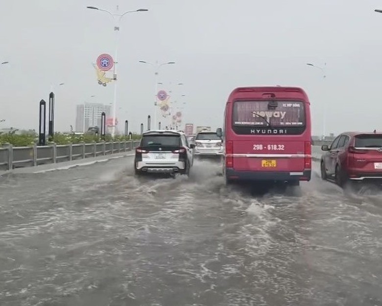 V&igrave; sao cứ mưa, cầu Vĩnh Tuy 2 lại ngập nặng?- Ảnh 1.