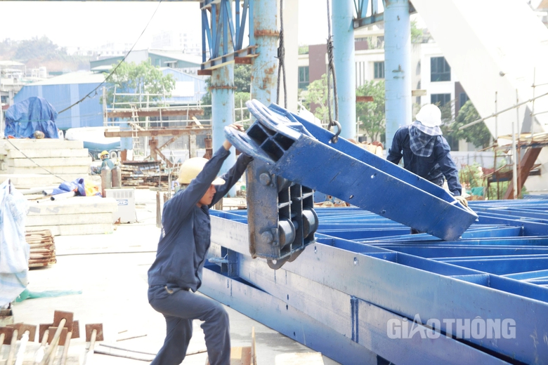 Cầu Ph&uacute; Thịnh bắc qua s&ocirc;ng Hồng ở L&agrave;o Cai đ&atilde; th&agrave;nh h&igrave;nh- Ảnh 2.