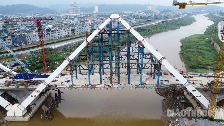 Cầu Ph&uacute; Thịnh bắc qua s&ocirc;ng Hồng ở L&agrave;o Cai đ&atilde; th&agrave;nh h&igrave;nh- Ảnh 5.