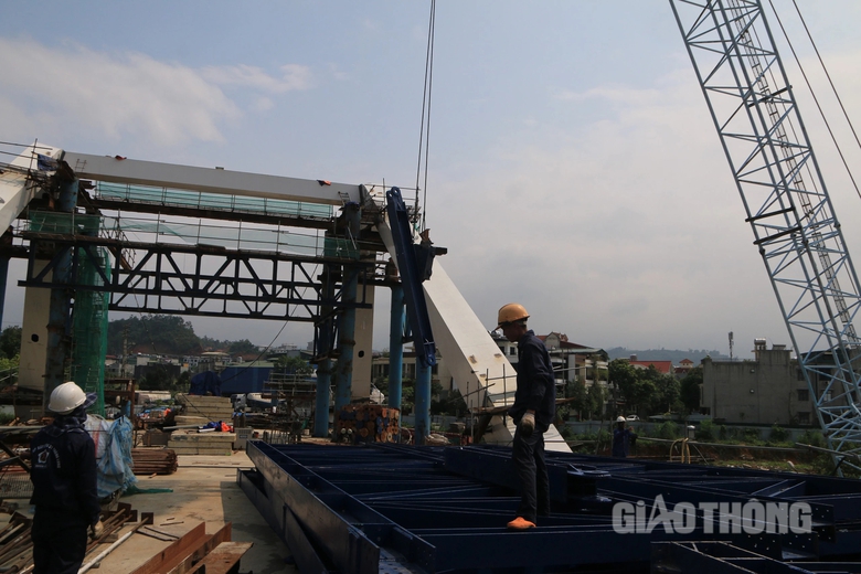 Cầu Ph&uacute; Thịnh bắc qua s&ocirc;ng Hồng ở L&agrave;o Cai đ&atilde; th&agrave;nh h&igrave;nh- Ảnh 10.