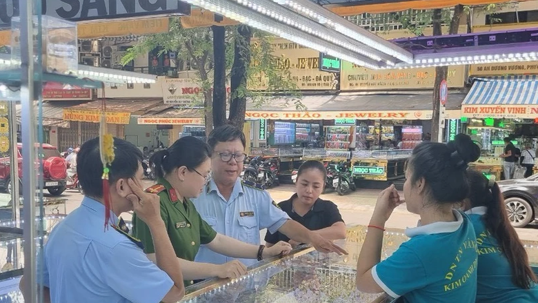 35 tiệm v&agrave;ng tại TP.HCM bị kiểm tra, 719 sản phẩm từ v&agrave;ng bị thu giữ- Ảnh 1.