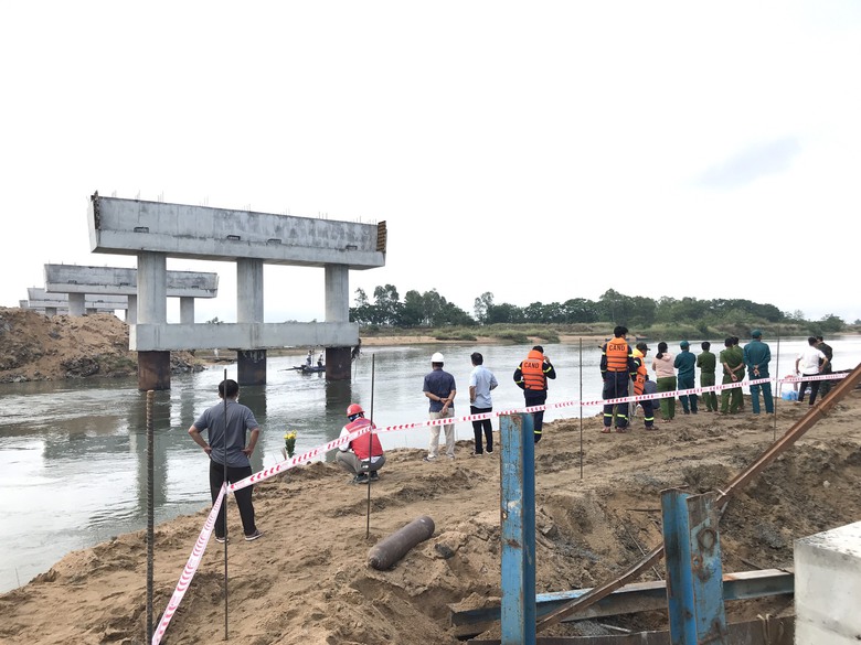 Hiện trường t&igrave;m kiếm 2 người mất t&iacute;ch vụ lật ghe tr&ecirc;n s&ocirc;ng Ba- Ảnh 9.