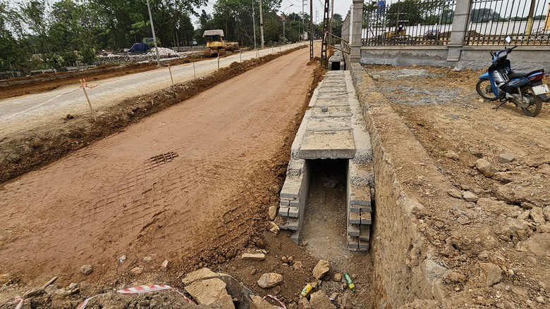 Hà Nội: Báo động đường thi công ẩu gây nguy cơ tai nạn- Ảnh 9. Hà Nội: Báo động đường thi công ẩu gây nguy cơ tai nạn- Ảnh 9.