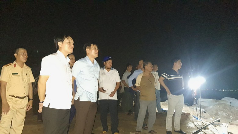 Hiện trường t&igrave;m kiếm 2 người mất t&iacute;ch vụ lật ghe tr&ecirc;n s&ocirc;ng Ba- Ảnh 6.