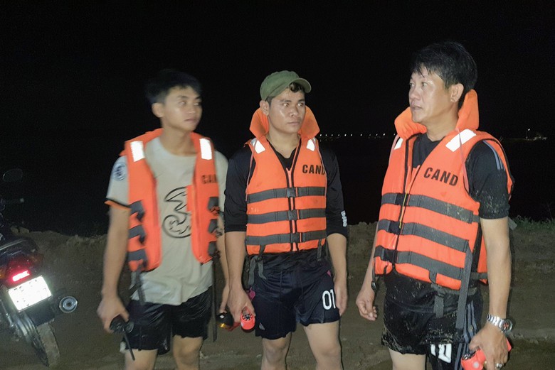 Hiện trường t&igrave;m kiếm 2 người mất t&iacute;ch vụ lật ghe tr&ecirc;n s&ocirc;ng Ba- Ảnh 5.