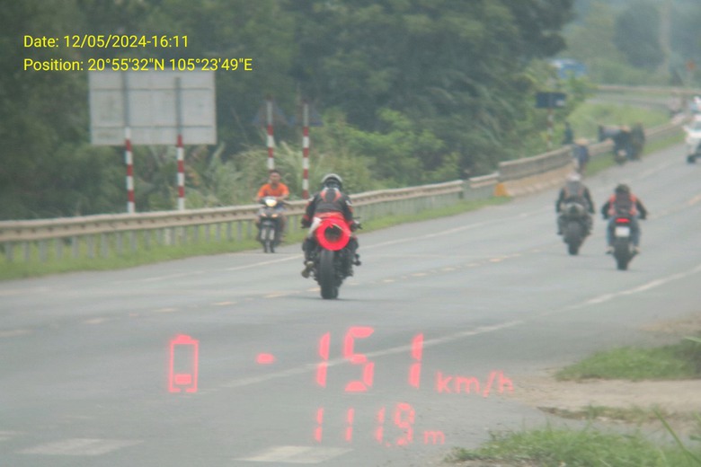 Xử phạt hàng loạt phượt thủ đi xe phân khối lớn vượt gấp đôi tốc độ- Ảnh 1. Xử phạt hàng loạt phượt thủ đi xe phân khối lớn vượt gấp đôi tốc độ- Ảnh 1.