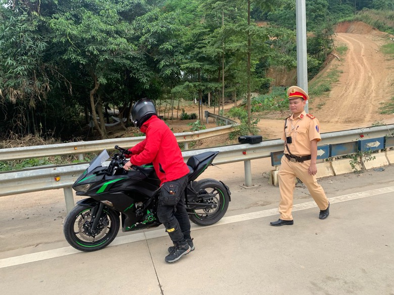 Xử phạt hàng loạt phượt thủ đi xe phân khối lớn vượt gấp đôi tốc độ- Ảnh 7. Xử phạt hàng loạt phượt thủ đi xe phân khối lớn vượt gấp đôi tốc độ- Ảnh 7.