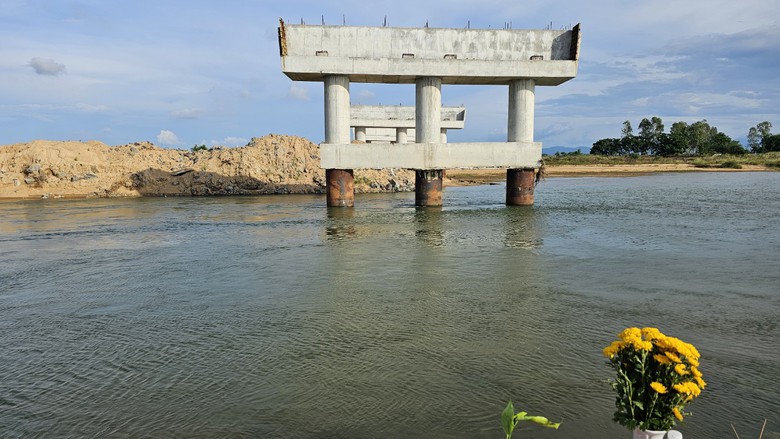 Tăng cường thợ lặn t&igrave;m kiếm c&ocirc;ng nh&acirc;n cuối c&ugrave;ng trong vụ lật ghe tr&ecirc;n s&ocirc;ng Ba- Ảnh 3.