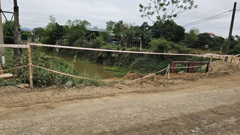 Hà Nội: Báo động đường thi công ẩu gây nguy cơ tai nạn- Ảnh 7. Hà Nội: Báo động đường thi công ẩu gây nguy cơ tai nạn- Ảnh 7.