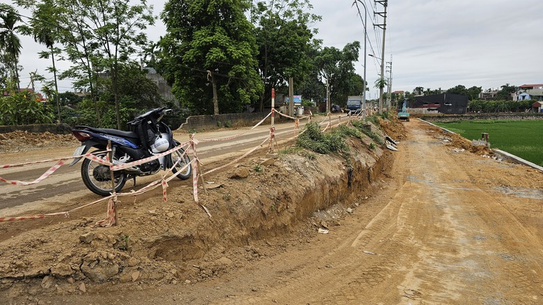 Hà Nội: Báo động đường thi công ẩu gây nguy cơ tai nạn- Ảnh 8. Hà Nội: Báo động đường thi công ẩu gây nguy cơ tai nạn- Ảnh 8.