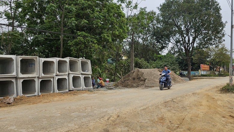 Hà Nội: Báo động đường thi công ẩu gây nguy cơ tai nạn- Ảnh 2. Hà Nội: Báo động đường thi công ẩu gây nguy cơ tai nạn- Ảnh 2.