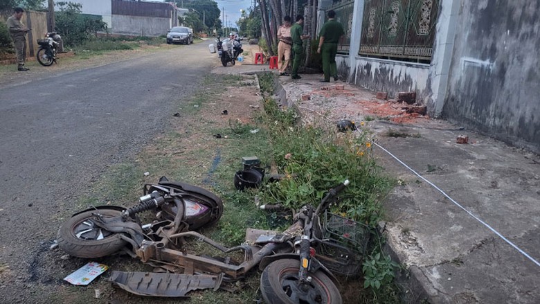 Hiện trường vụ TNGT giữa &ocirc; t&ocirc; b&aacute;n tải t&ocirc;ng v&agrave;o xe đạp điện rồi rời khỏi hiện trường.