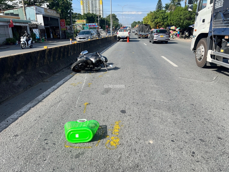 Trèo qua dải phân cách rồi ngã, người phụ nữ bị xe máy tông tử vong- Ảnh 1. Trèo qua dải phân cách rồi ngã, người phụ nữ bị xe máy tông tử vong- Ảnh 1.
