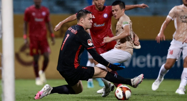 Thủ m&ocirc;n đắt gi&aacute; nhất Việt Nam li&ecirc;n tục mất điểm với HLV Kim Sang-sik- Ảnh 1.