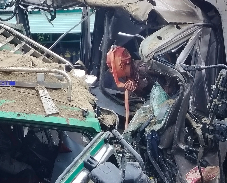 Hai xe ben đ&acirc;m nhau n&aacute;t đầu, giải cứu hai t&agrave;i xế mắc kẹt trong cabin- Ảnh 1.