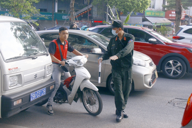CSGT lập chốt buổi s&aacute;ng, nhiều học sinh vi phạm giao th&ocirc;ng bất ngờ bị xử phạt- Ảnh 3.
