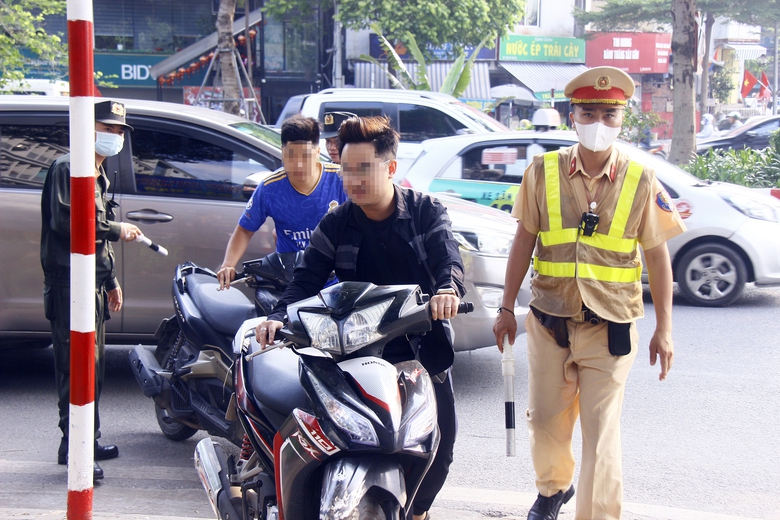 C&ocirc;ng an H&agrave; Nội c&oacute; tổ c&ocirc;ng t&aacute;c đặc biệt, xử l&yacute; th&ecirc;m h&agrave;ng trăm vi phạm giao th&ocirc;ng mỗi ng&agrave;y- Ảnh 2.