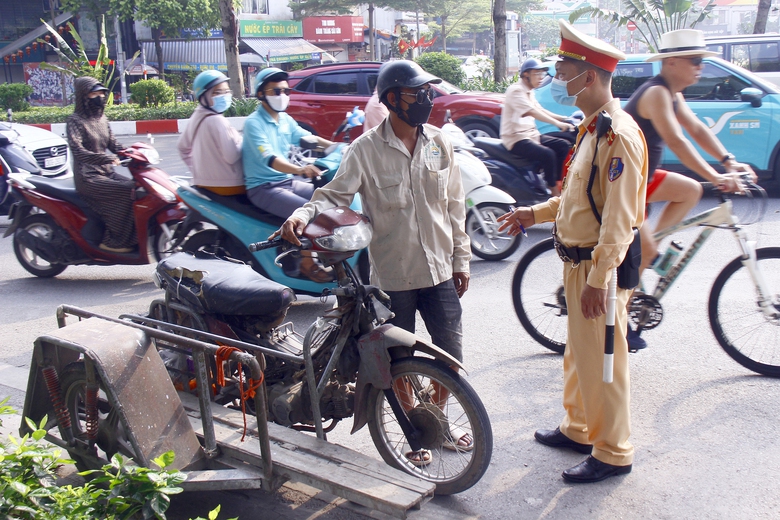 CSGT lập chốt buổi s&aacute;ng, nhiều học sinh vi phạm giao th&ocirc;ng bất ngờ bị xử phạt- Ảnh 5.