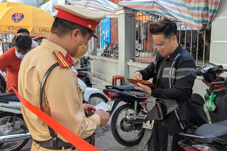 CSGT lập chốt buổi s&aacute;ng, nhiều học sinh vi phạm giao th&ocirc;ng bất ngờ bị xử phạt- Ảnh 6.