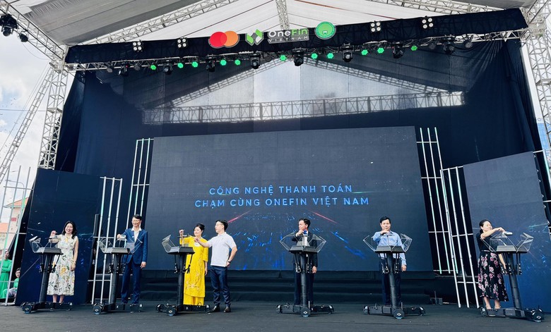 TP.HCM: Thanh toán vé xe buýt tiện lợi chỉ với một lần chạm- Ảnh 1. TP.HCM: Thanh toán vé xe buýt tiện lợi chỉ với một lần chạm- Ảnh 1.