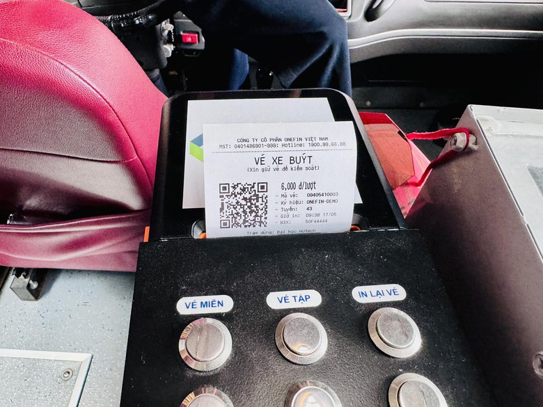 TP.HCM: Thanh toán vé xe buýt tiện lợi chỉ với một lần chạm- Ảnh 4. TP.HCM: Thanh toán vé xe buýt tiện lợi chỉ với một lần chạm- Ảnh 4.