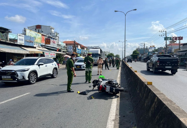 Lực lượng chức năng kh&aacute;m nghiệm hiện trường.