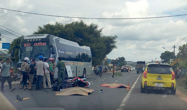 Hiện trường vụ TNGT li&ecirc;n ho&agrave;n khiến ba người thương vong.