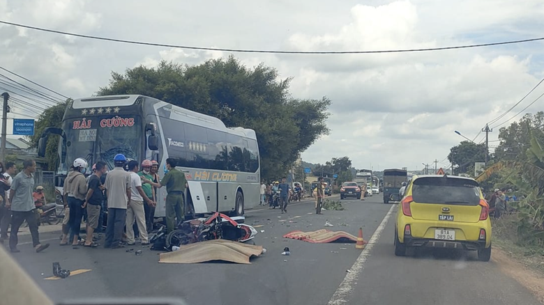 Gia Lai: Va chạm xe con, 2 người đi xe m&aacute;y ng&atilde; ra đường bị &ocirc; t&ocirc; kh&aacute;ch c&aacute;n tử vong- Ảnh 1.
