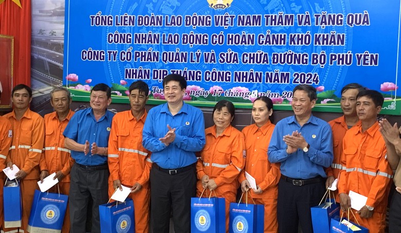 Thăm hỏi, tặng qu&agrave; hỗ trợ người lao động đường bộ khu vực miền Trung- Ảnh 2.