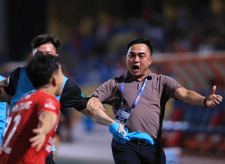 Thắng ngược đội đầu bảng, HLV Viettel n&oacute;i c&acirc;u khiến ai cũng "ngớ người"- Ảnh 1.