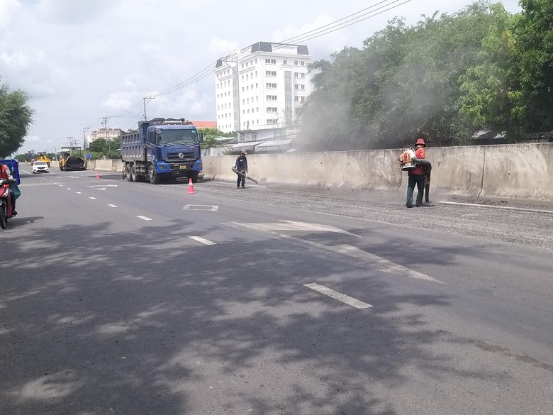 Khắc phục điểm l&uacute;n tr&ecirc;n quốc lộ 1 đoạn tr&aacute;nh th&agrave;nh phố T&acirc;n An- Ảnh 1.