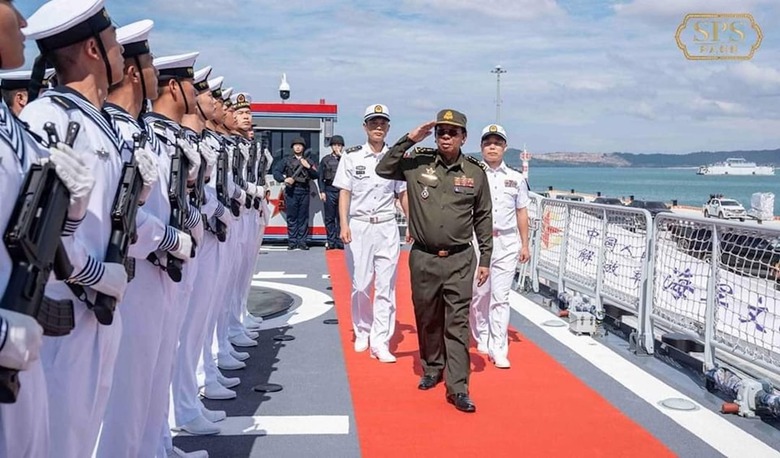 Hai t&agrave;u chiến Trung Quốc Th&iacute;ch Kế Quang v&agrave; Tỉnh Cương Sơn đ&atilde; cập cảng Sihanoukville để chuẩn bị tập trận qu&acirc;n sự Rồng V&agrave;ng giữa hai nước. (Ảnh: CNN)
