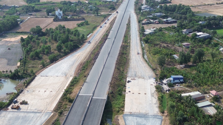Hai n&uacute;t giao kết nối QL1 với cao tốc TP.HCM - Trung Lương tăng tốc trước m&ugrave;a mưa- Ảnh 1.