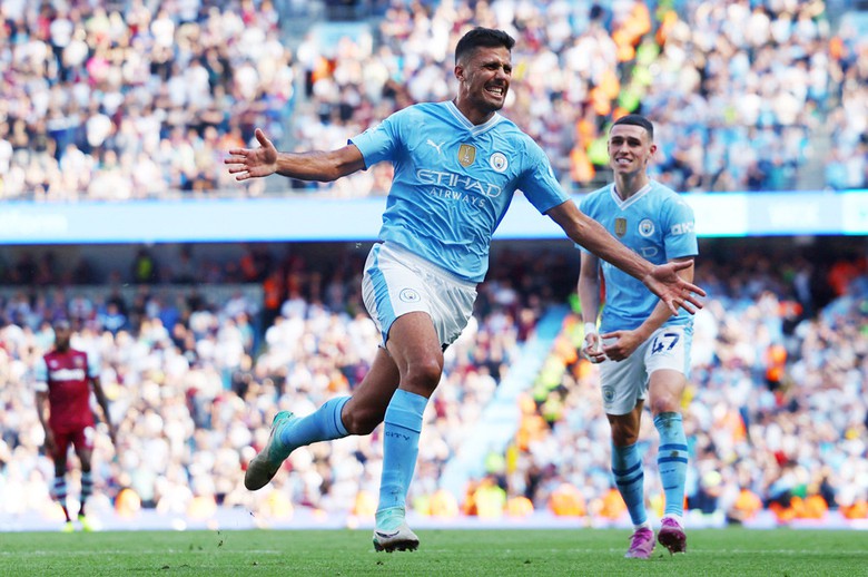 L&ecirc;n ng&ocirc;i tại Ngoại hạng Anh, Man City lập kỷ lục v&ocirc; tiền kho&aacute;ng hậu- Ảnh 1.