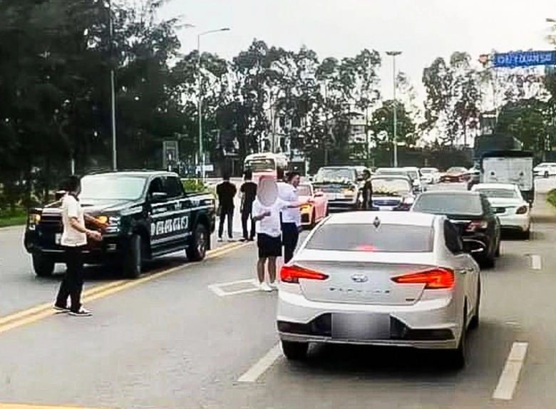 Khi n&agrave;o dừng xe tr&ecirc;n đường bị coi l&agrave; g&acirc;y rối trật tự c&ocirc;ng cộng?- Ảnh 1.