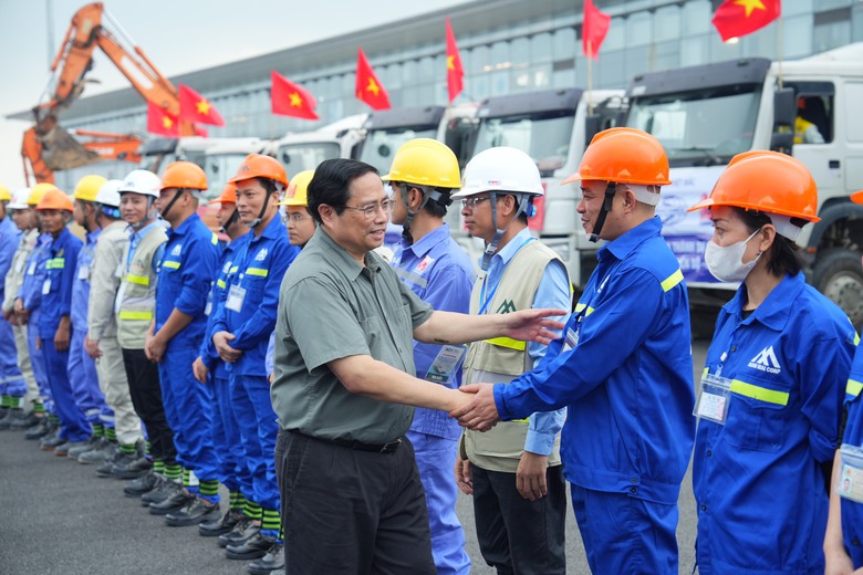 Thủ tướng phát lệnh khởi công mở rộng nhà ga T2 sân bay Nội Bài- Ảnh 4. Thủ tướng phát lệnh khởi công mở rộng nhà ga T2 sân bay Nội Bài- Ảnh 4.