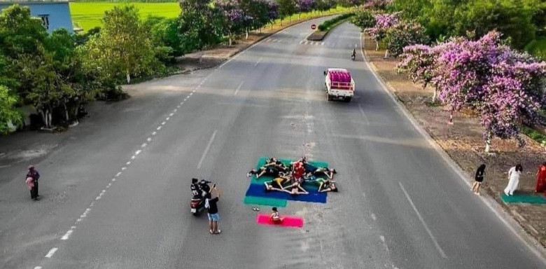 14 người tập yoga tr&ecirc;n đường ở Th&aacute;i B&igrave;nh bị xử phạt- Ảnh 1.