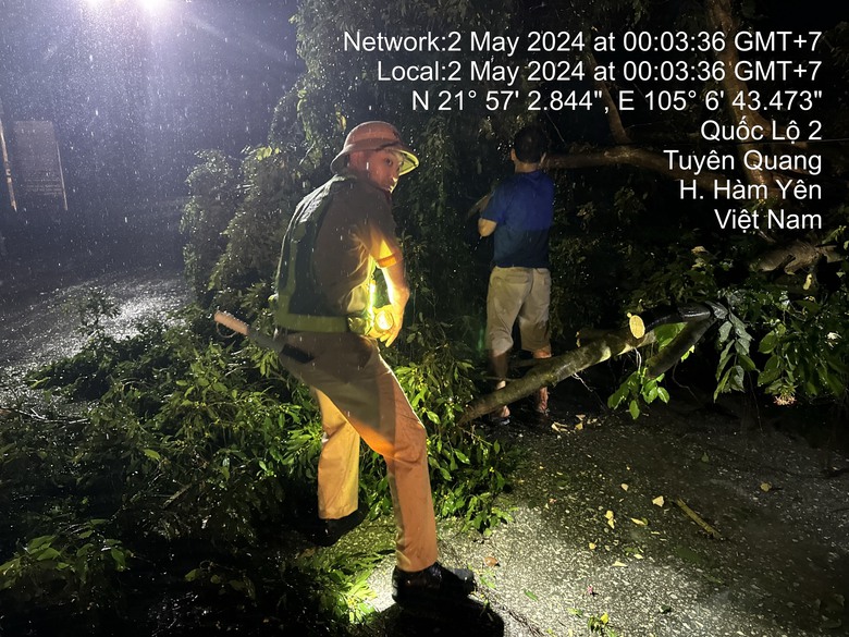 CSGT Tuy&ecirc;n Quang dầm mưa xuy&ecirc;n đ&ecirc;m khắc phục hậu quả gi&ocirc;ng lốc- Ảnh 2.