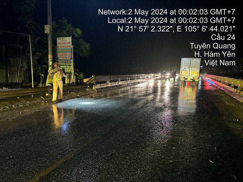 CSGT Tuy&ecirc;n Quang dầm mưa xuy&ecirc;n đ&ecirc;m khắc phục hậu quả gi&ocirc;ng lốc- Ảnh 3.